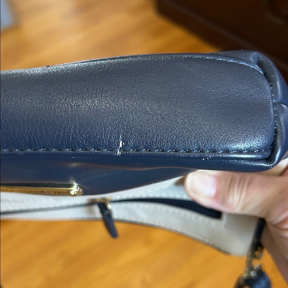 Stone Mountain Accessories Navy and Cream Crossbody Bag - Picture 4 of 7